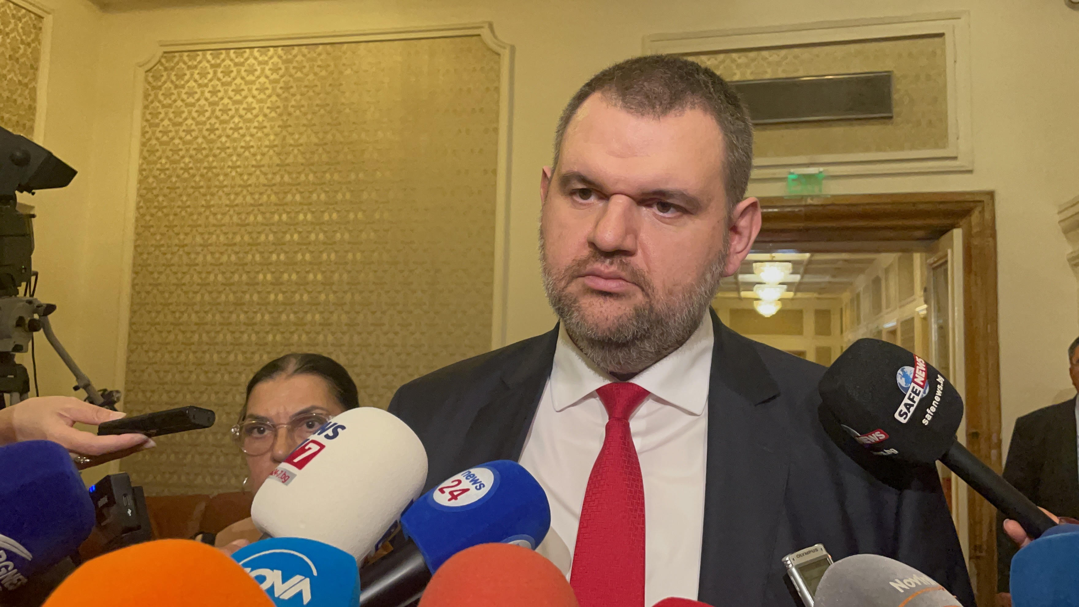 Делян Пеевски благодари на Патриарх Неофит, затова че свали катинарите от храма “Св. Николай Мирликийски” 