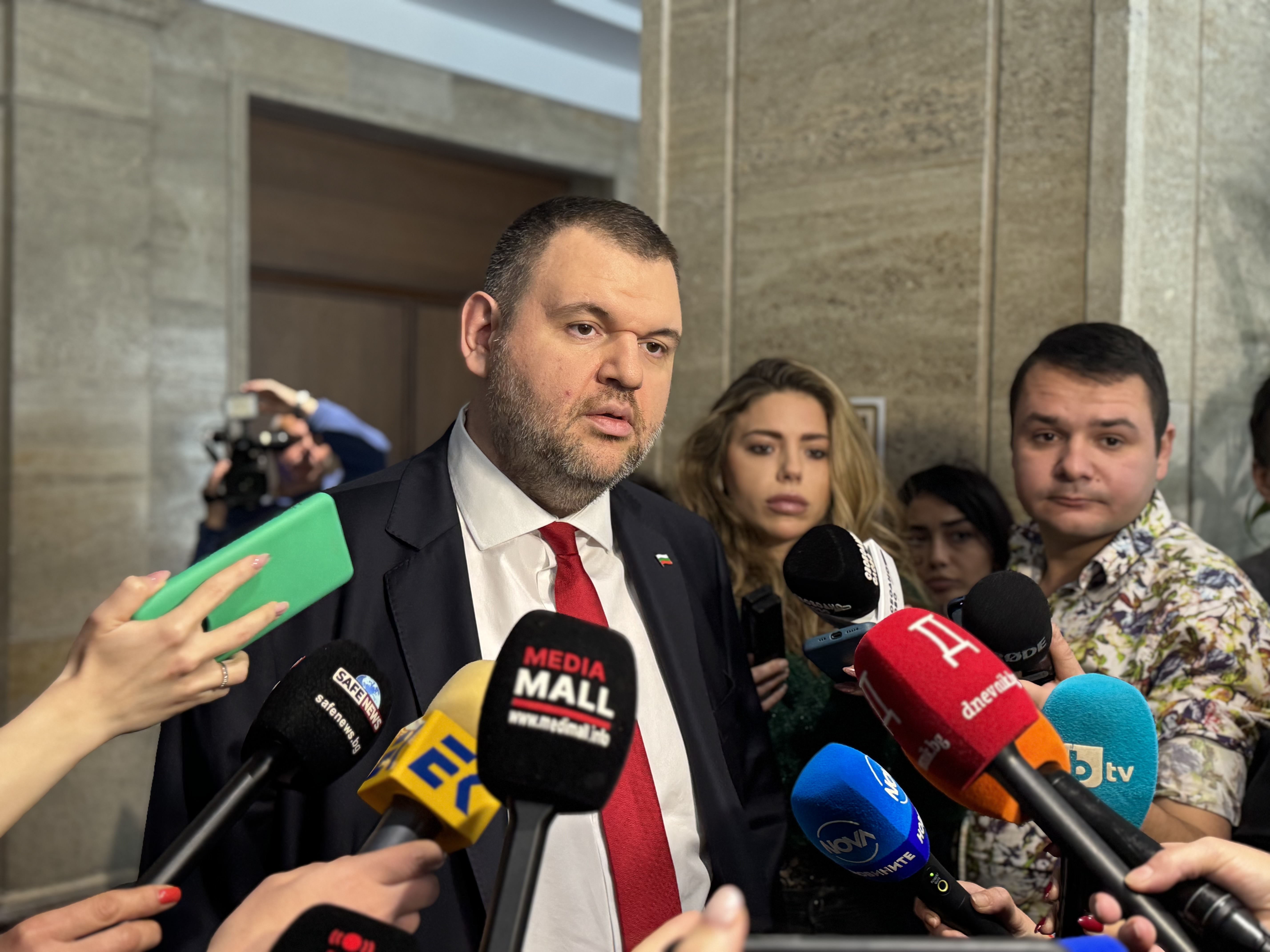 Делян Пеевски, председател на ПГ на ДПС: Присъствахме на разговора. Подкрепяме регламента за конституционното мнозинство и регулаторите