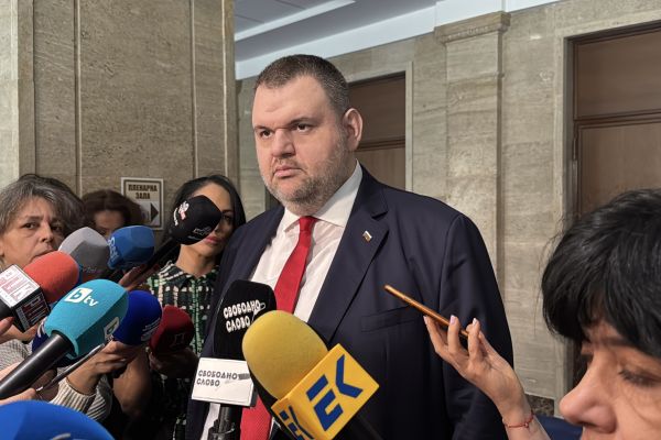 Делян Пеевски, лидер на ДПС и ПГ на ДПС-НОВО НАЧАЛО : Партията на пуделите да замълчат в ъгъла! Никой няма право да обругава всички полицаи и МВР! Подкрепям Митов, никаква оставка!