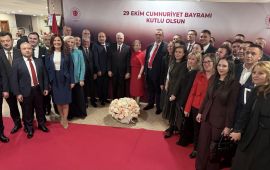 HÖH ve HÖH–YENİ BAŞLANGIÇ Parlamento Grubu Başkanı Delyan Peevski, Türkiye Cumhuriyeti’nin ilanının 102. yıldönümü vesilesiyle Türkiye Cumhuriyeti Sofya Büyükelçisi Ekselansları Mehmet Sait Uyanık’ı tebrik etti.