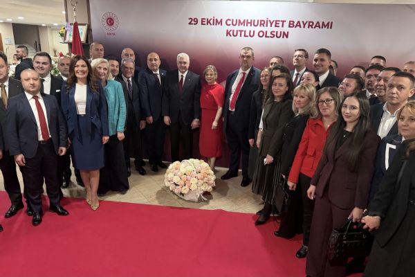 Лидерът на ДПС и ПГ на ДПС- НОВО НАЧАЛО Делян Пеевски поздрави посланика на  Р Турция Н. Пр. Мехмет Саит Уянък   по случай 102-та годишнина от провъзгласяването  Турция за република