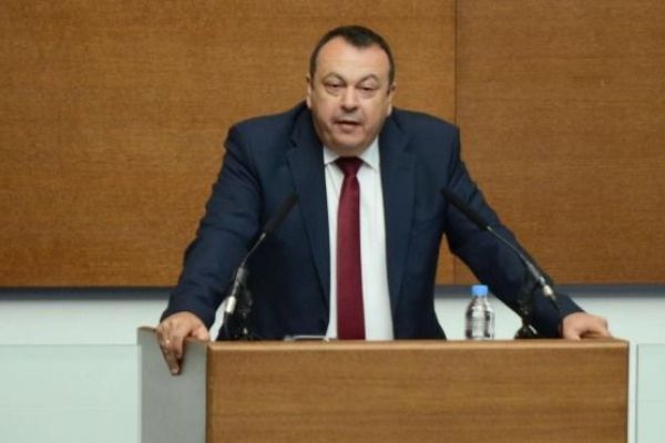 Хамид Хамид към шефа на ДАНС: Получихте награда от директора на ЦРУ. А онези, дето питат имат ли ви доверие партньорските служби, взимат награди само от ръководството на БДЖ