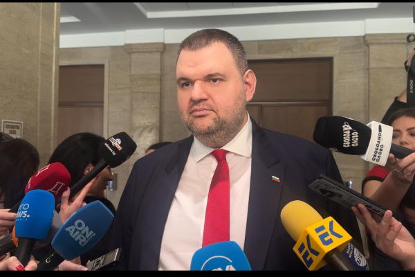 Делян Пеевски, лидер на ДПС и ПГ на ДПС-НОВО НАЧАЛО: Запаси има, хората ще имат гориво. Истерия има само в партията на пуделите и на „Лукойл“ – за тях пачки няма да има!